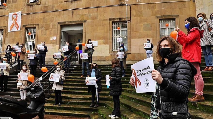 La manifestación de docentes en La Inmaculada de Gijón. 