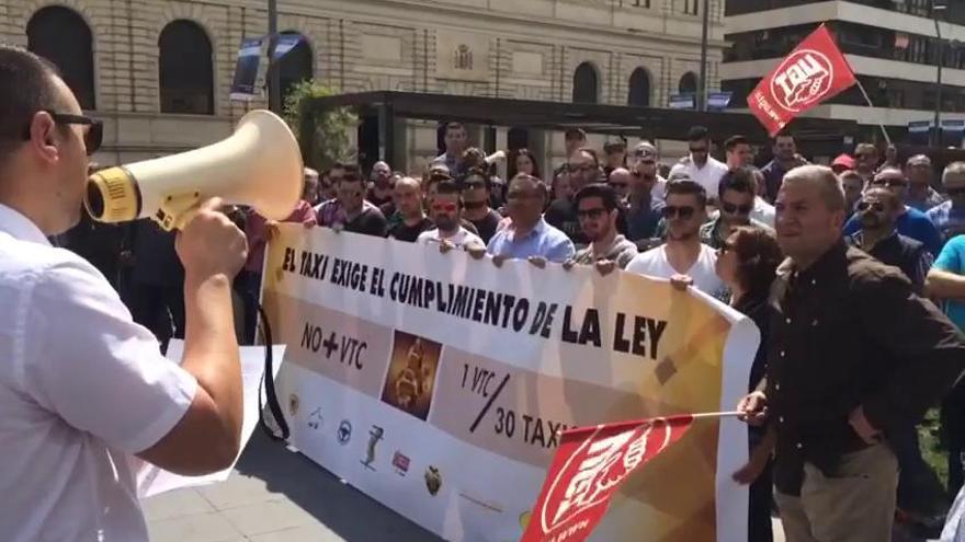 Atascos en el centro y en la Gran Vía de Alicante por la huelga de taxis