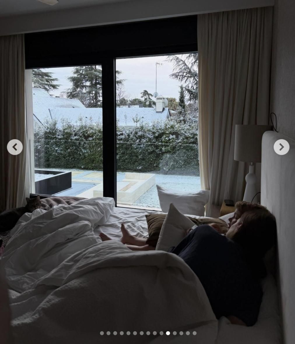 María Pombo junto a Martín y Mariana en la cama