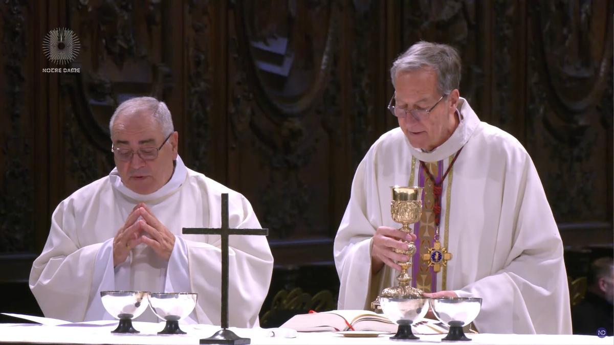 Fernando Llenín, a la izquierda, durante la celebración religiosa.