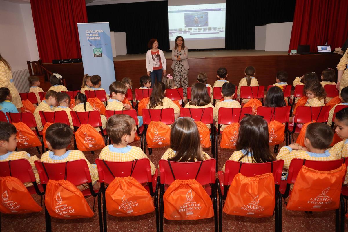 Un momento de la visita al colegio de A Illa.