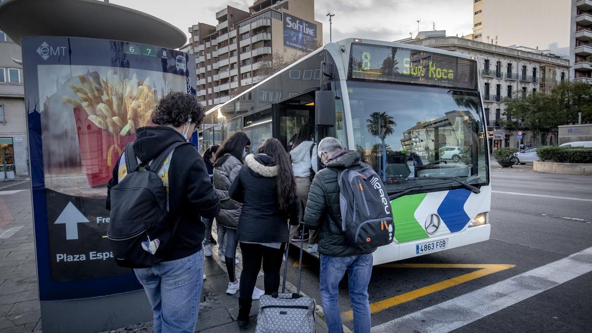 Normalidad en la vuelta de vacaciones con el autobús gratis en Palma: "Me viene genial, cojo el bus todos los días para ir a trabajar"