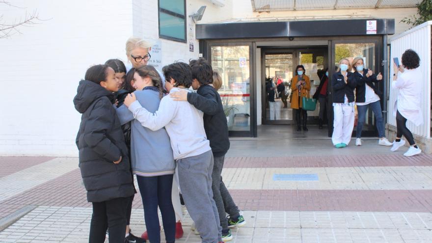 Una pediatra muy querida en Benicàssim se jubila después de 43 años cuidando a niños