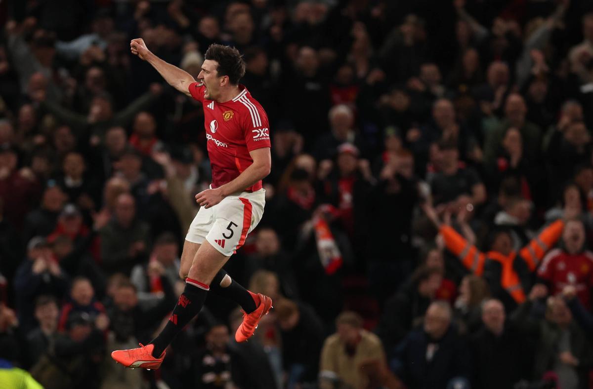 El inglés del Manchester United Harry Maguire celebra el 5-4 ante el Olympique de Lyon que da la clasificación a semifinales al conjunto red. EFE/EPA/ADAM VAUGHAN