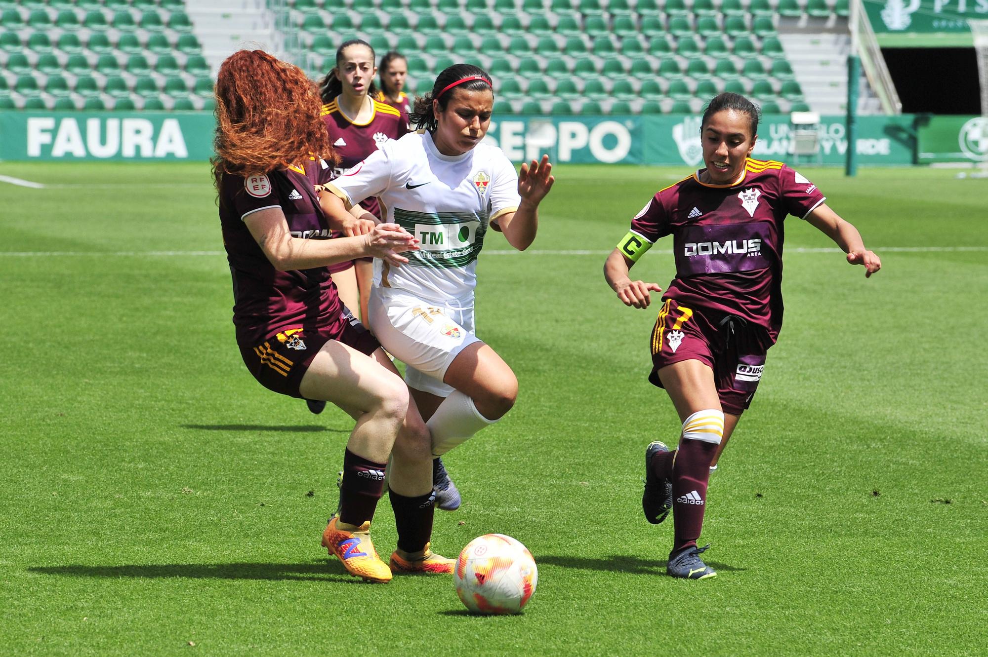 El Elche Femenino celebra su ascenso a Segunda RFEF jugando en el Martínez Valero