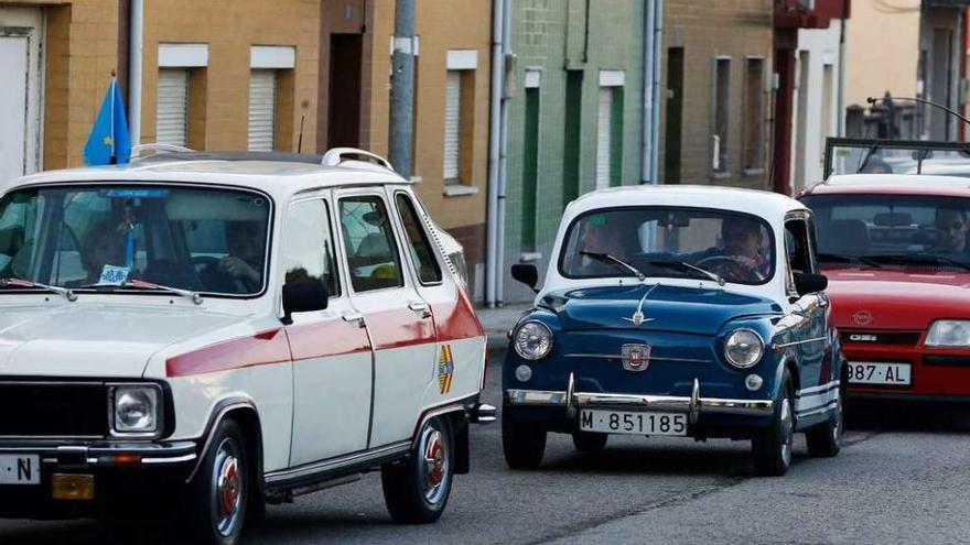 Varios coches, poco antes de la concentración de clásicos en Soto del Barco.