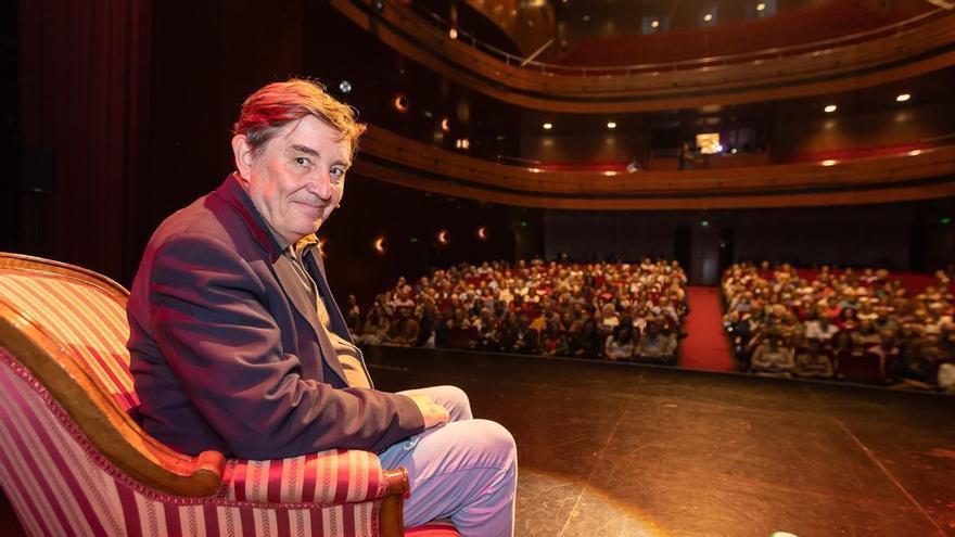 García Montero denuncia en Gandia la peligrosa deriva hacia "las dictaduras de los millonarios"