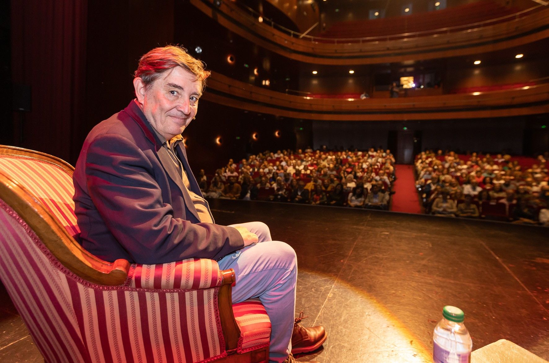 García Montero antes de la charla y frente al auditorio del Teatre Serrano.