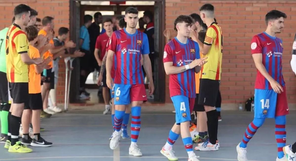 Els jugadors del Fonollosa fan el passadís al Barça