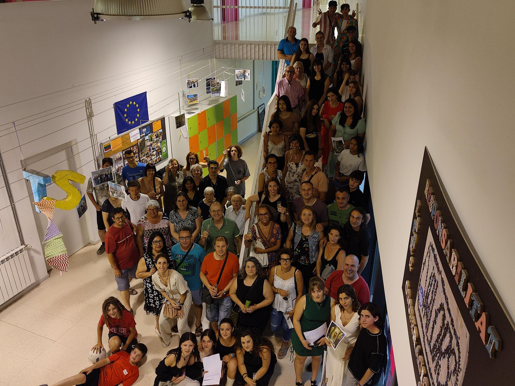 Els assistents a la vetllada es van fer una foto de grup al vestíbul de l&#039;institut