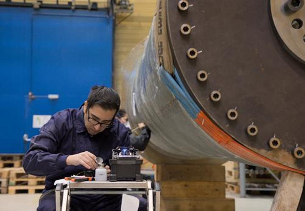 Un técnico trabaja en la Politécnica