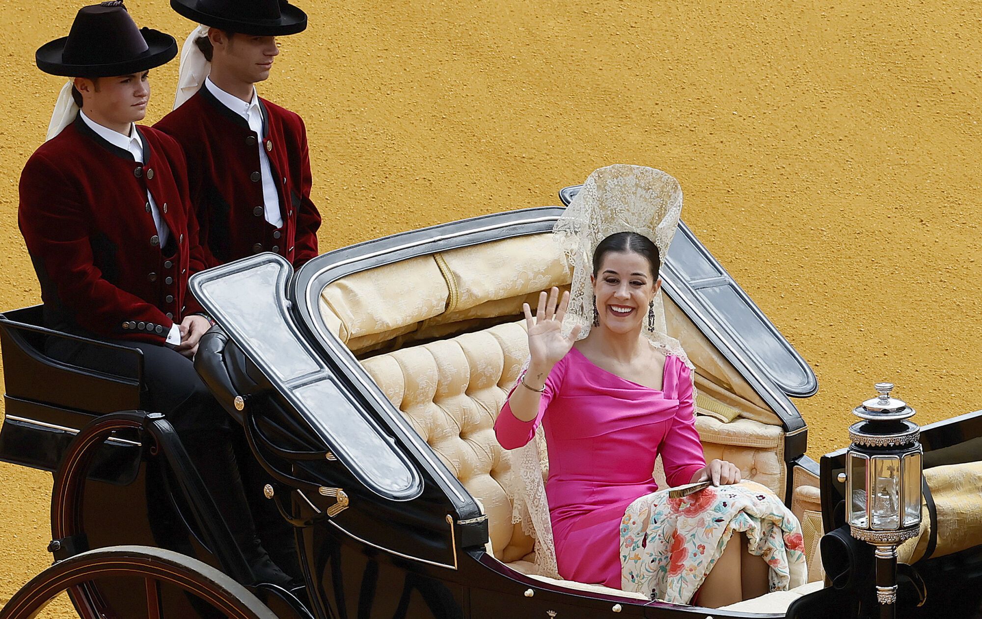 SEVILLA, 07/05/2025.- La deportista Carolina Marín Madrina de la XXXIX Exhibición de Enganches de Sevilla con la participación de un total de 94 carruajes de España, Portugal, Italia y Estados Unidos. EFE /José Manuel Vidal