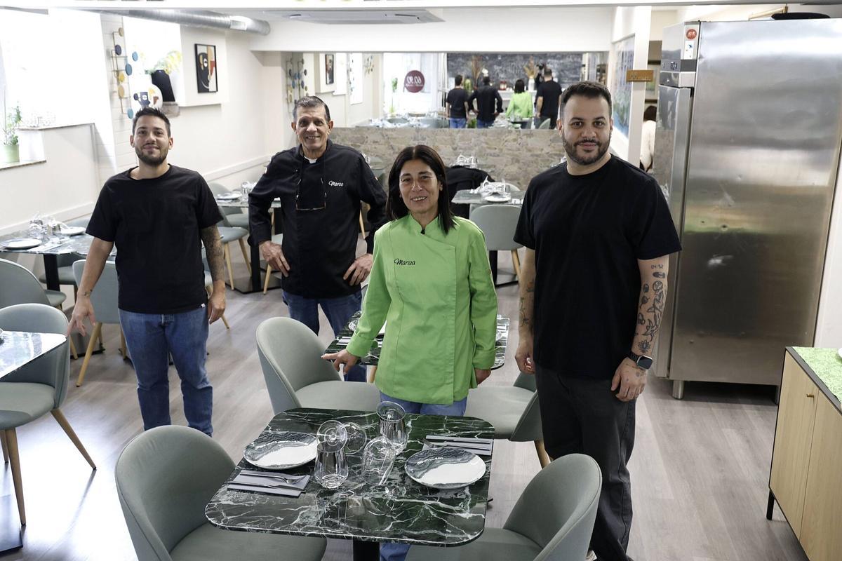 La familia Pia, en su restaurante de especialidades romanas del centro de Santiago.