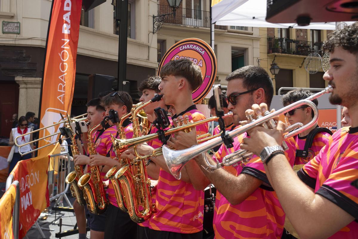 Una charanga toca en las calles de Teruel, estas fiestas del Ángel.