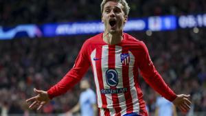 El rojiblanco  Antoine Griezmann celebra el primer gol del Atlético ante el Lazio con la  grada del  Metropolitano