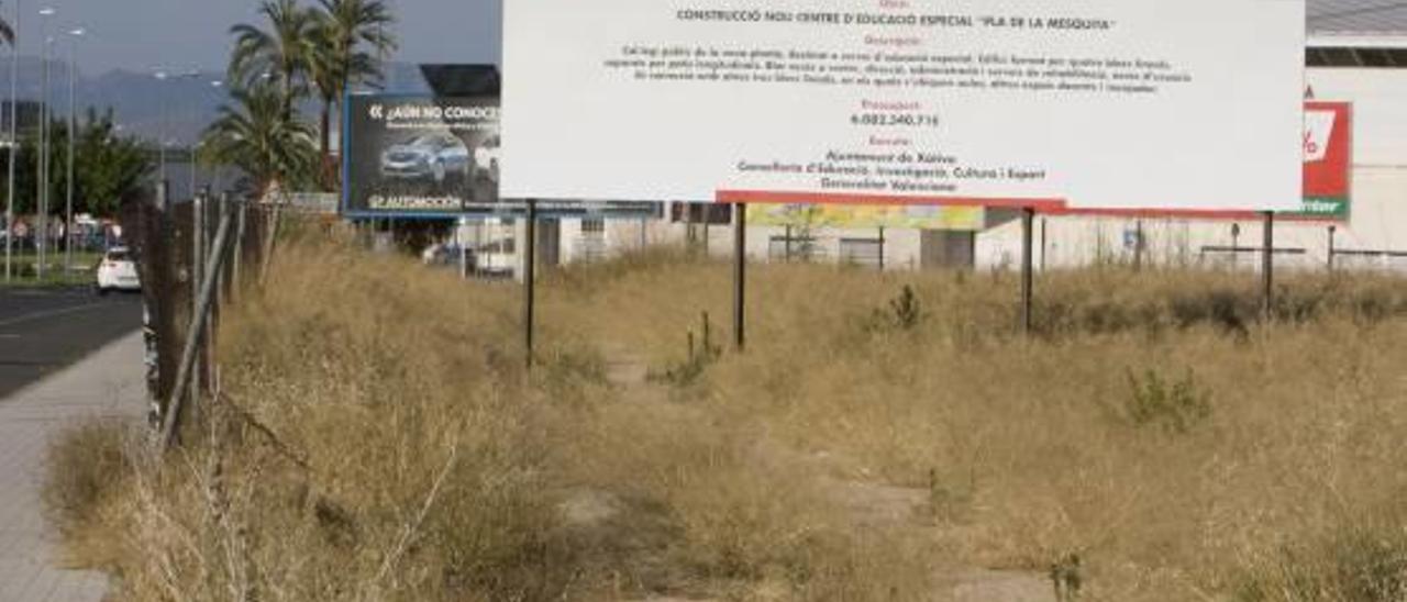 Solar en el que se anuncia ya el futuro Pla de la Mezquita.