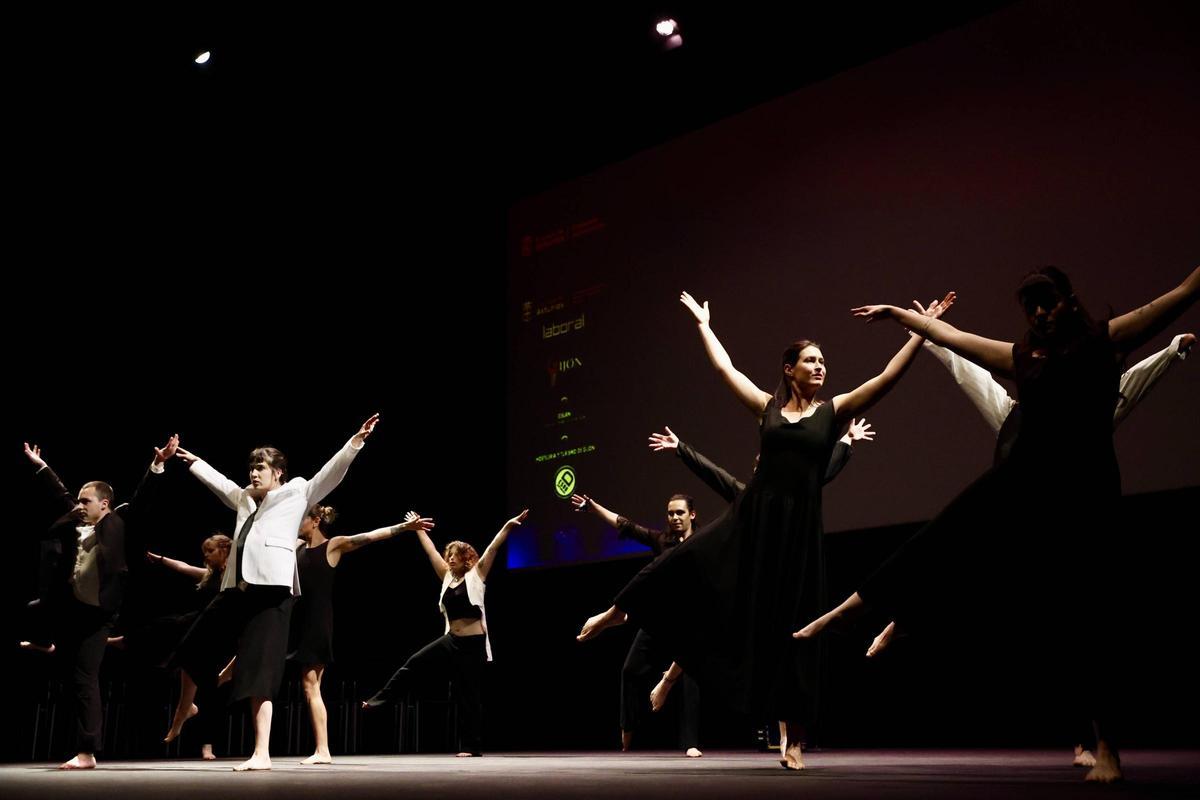 Entrega de los "Premios extraordinarios" de Educación en el teatro de la Laboral