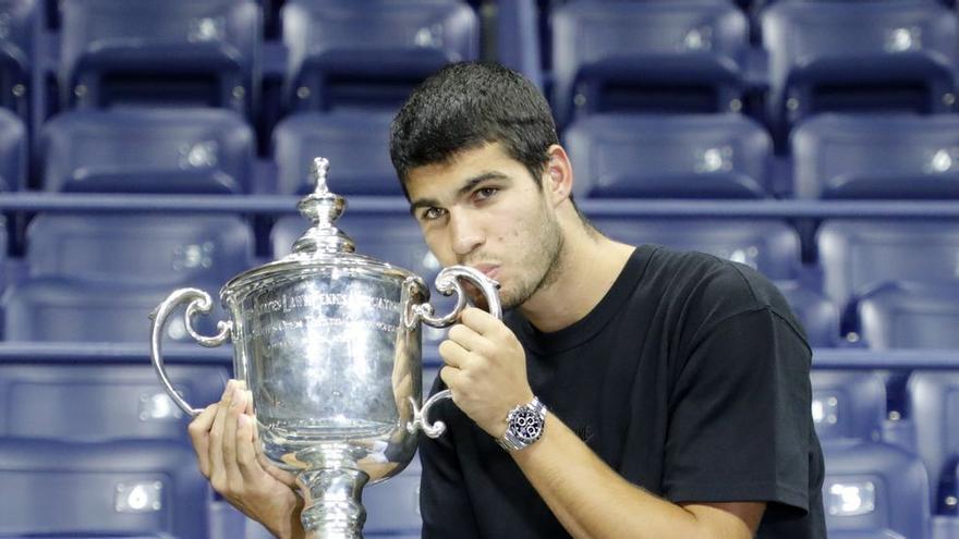 Carlos Alcaraz, con la copa de campeón del US Open.