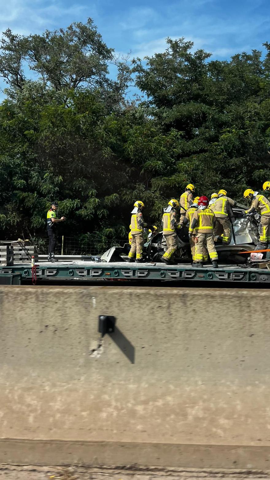Els Bombers treballant en l'accident a la C-65 a Santa Cristina d'Aro.