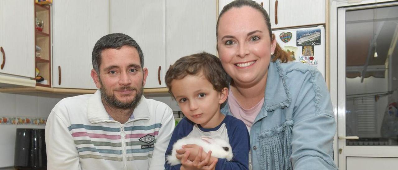 El pequeño Marco, junto con sus padres en la vivienda familiar del municipio grancanario de Telde.  | | JUAN CASTRO