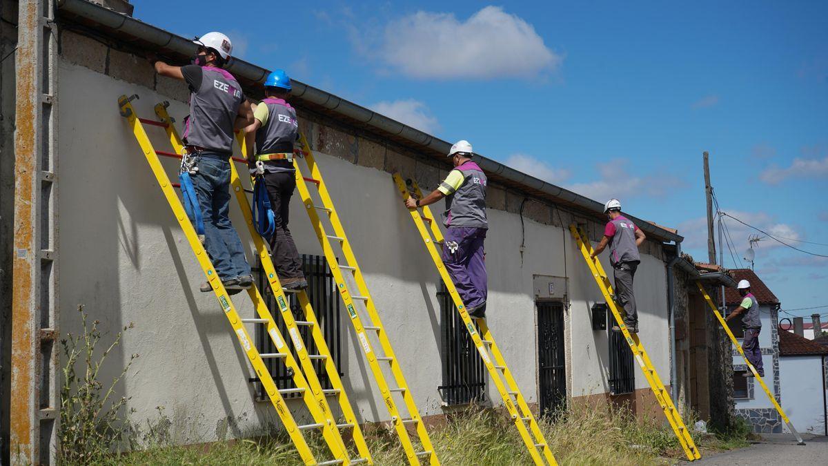 Operarios instalan fibra óptica en un pueblo de Zamora.