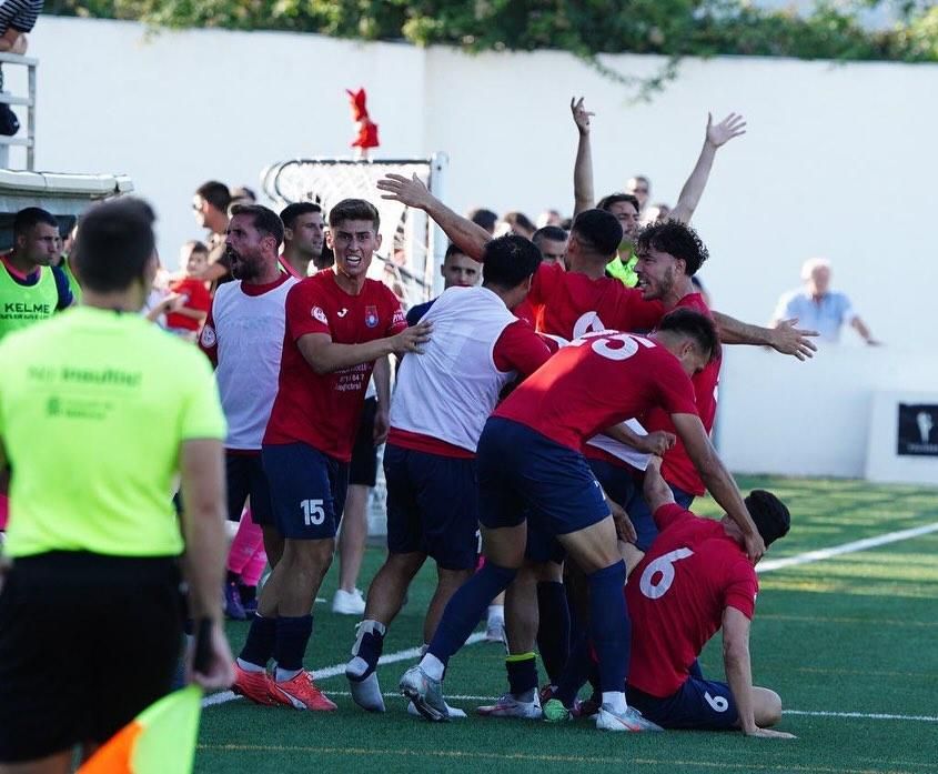 Los jugadores del Porreres celebran el pase a la siguiente ronda