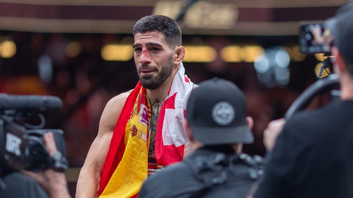 El luchador hispanogeorgiano Ilia Topuria celebra su victoria contra el australiano Alexander Volkanovski