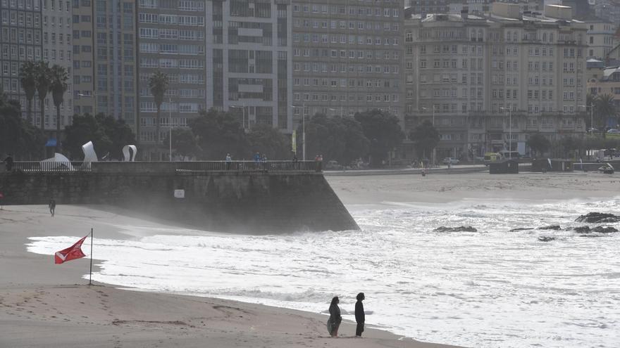 Nuevo susto en la playa del Orzán un día después del rescate de una mujer en A Coruña