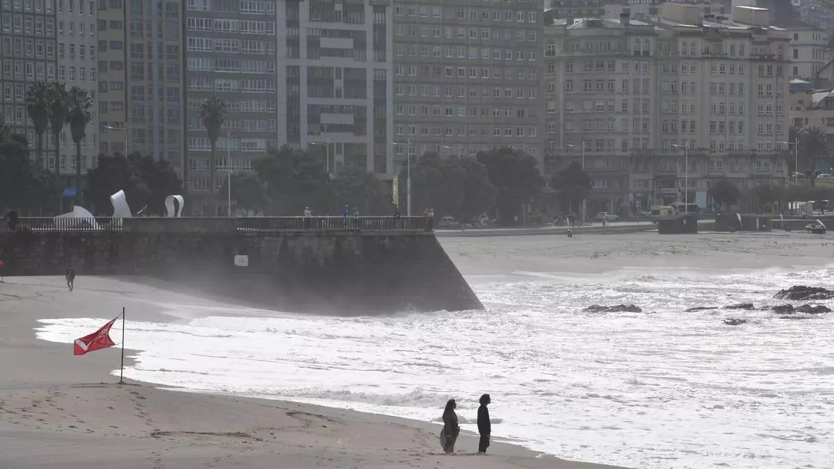 Nuevo susto en la playa del Orzán un día después del rescate de una mujer en A Coruña