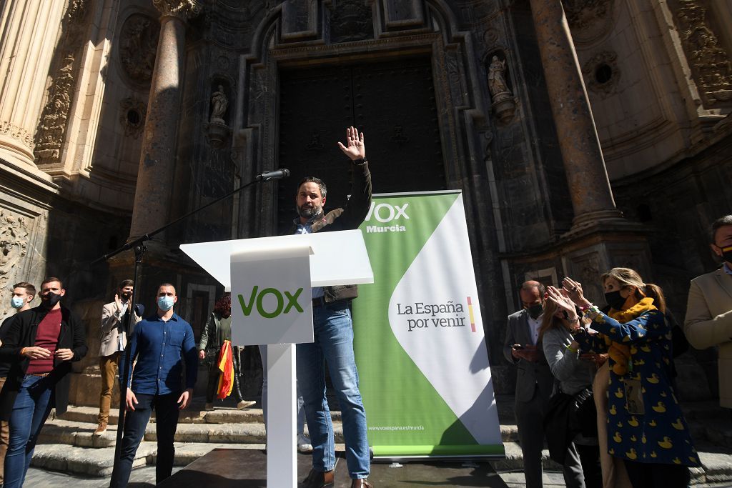 La plaza de la Catedral de Murcia se abarrota para recibir a Abascal