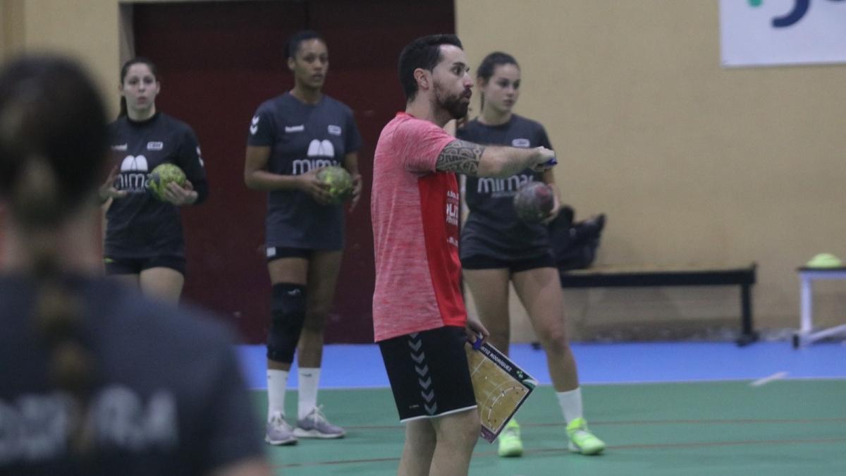 Mario Ortiz da instrucciones en un entrenamiento.