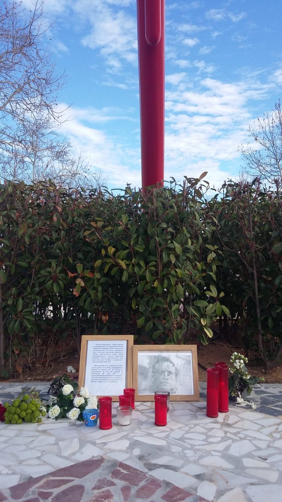 Improvisado altar en Gandia en memoria de Alexéi Navalni