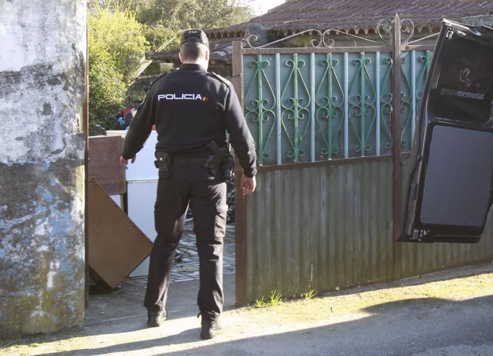 Hallado muerto entre basura en su casa de Vigo