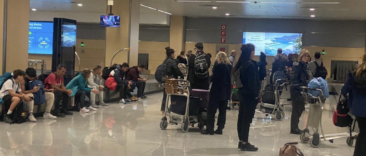Pasajeros esperando ayer su equipaje en el aeropuerto de Eivissa