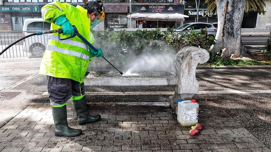 Los bancos de piedra de la Avenida de Anaga aparecen llenos de pintadas