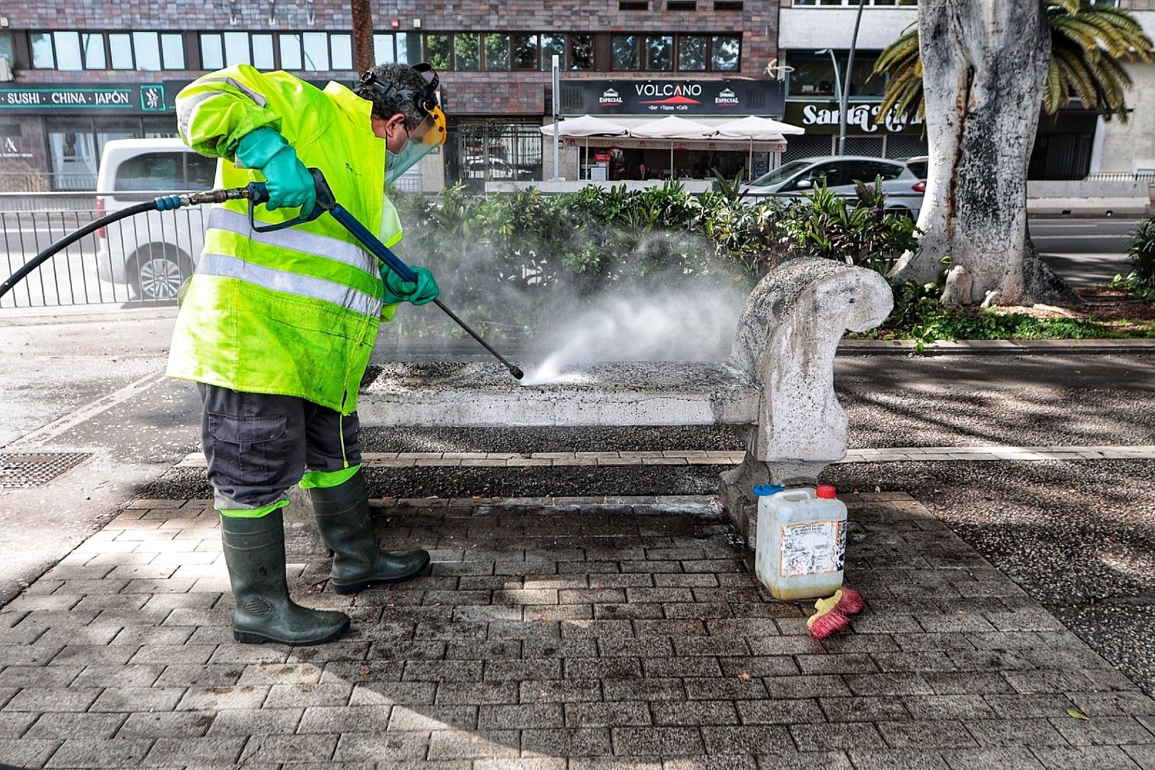 Bancos con pintada y trabajo de limpieza del mobiliario afectado en la avenida de Anaga