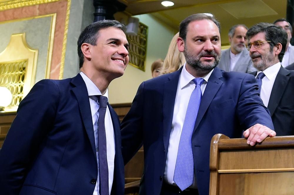 Pedro Sánchez y José Luis Ábalos tras la votación de la moción de censura contra Rajoy el 1 de junio de 2018.