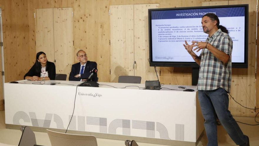 Belén Rubio, Manuel Reigosa y Anxo Moreira, ayer, en el edificio Redeiras de O Berbés.