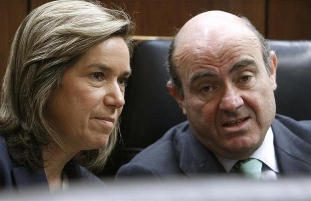 Ana Mato amb el ministre d’Economia, Luis de Guindos, al Congrés.