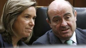 Ana Mato amb el ministre d’Economia, Luis de Guindos, al Congrés.