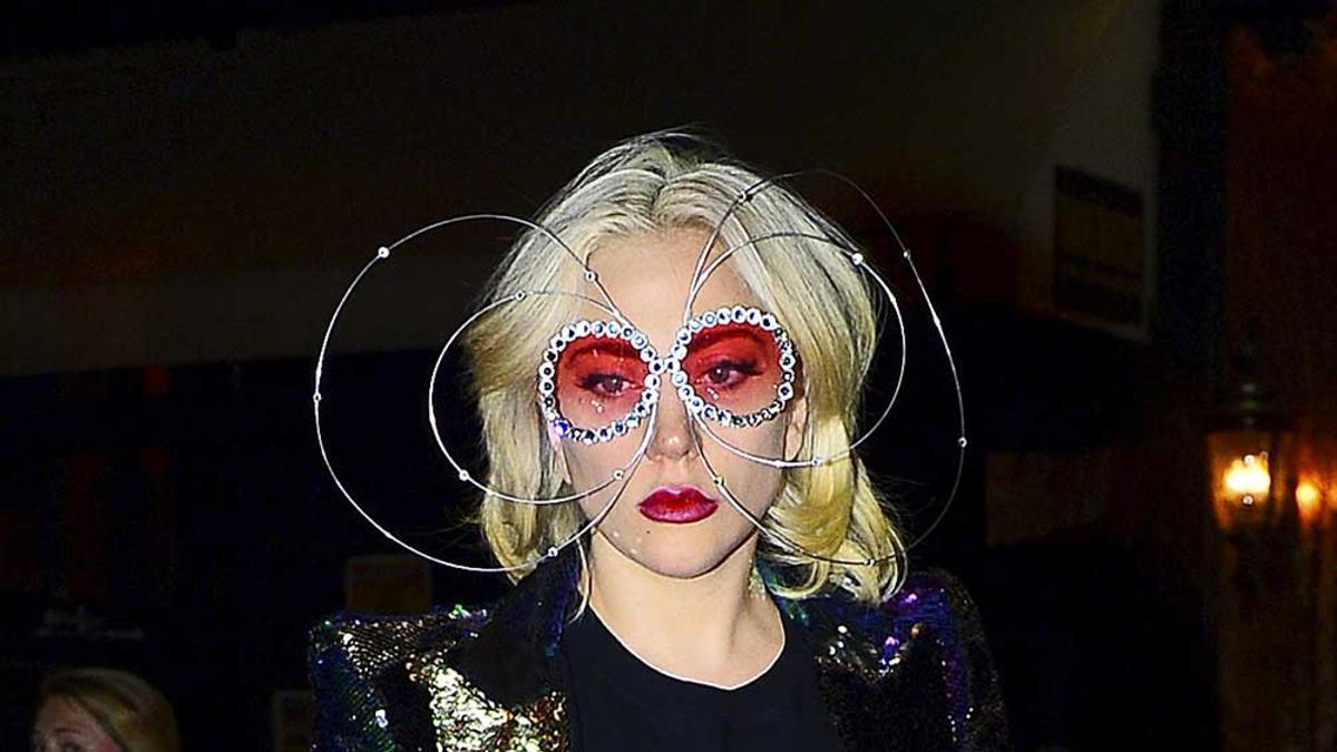 Lady Gaga, con traje de chaqueta de brillos