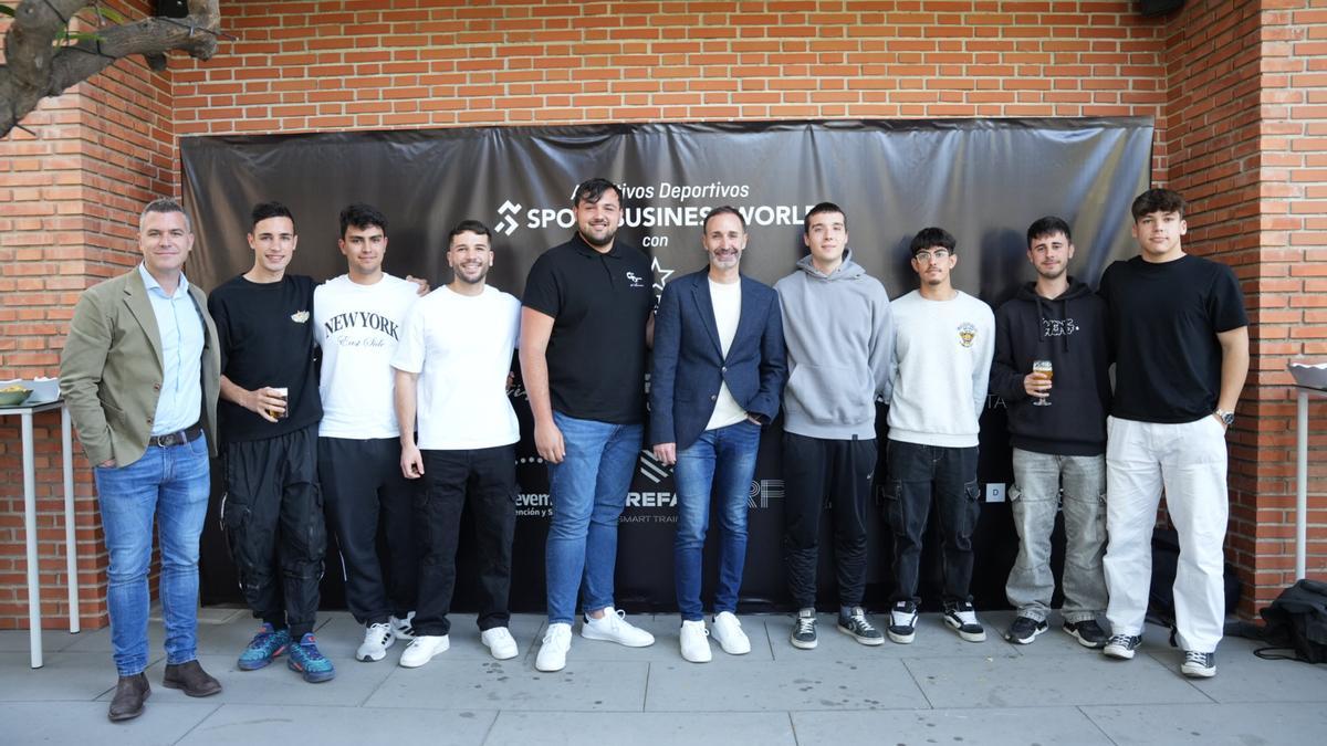 Sito Alonso, con un grupo de participantes en los Aperitivos Deportivos