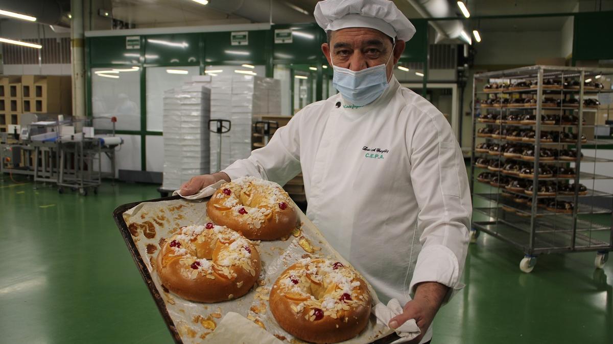 Un pastelero muestra los roscones recién elaborados