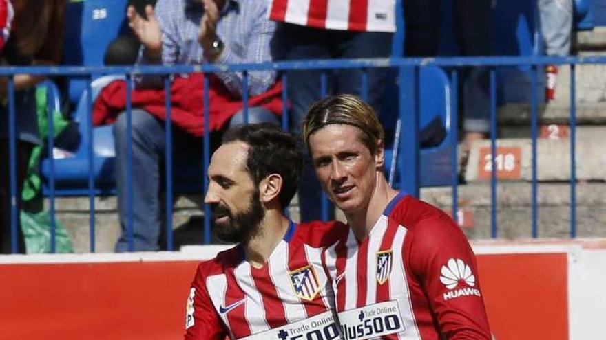 Juanfran felicita a Torres tras el primer gol del Atlético. // Efe