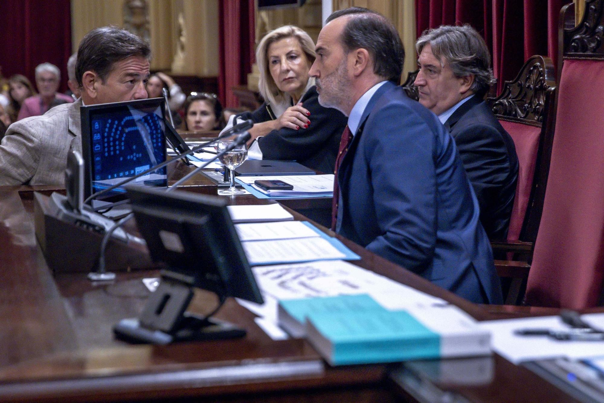 El letrado mayor del Parlament (izquierda), junto al presidente del Parlament, Gabriel Le Senne.