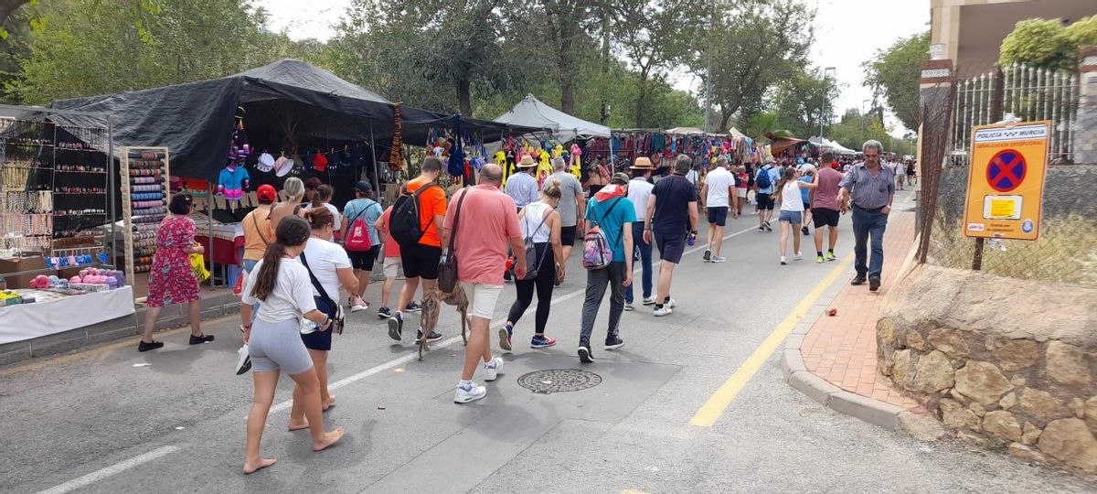 Puestos de venta ambulante a lo largo del camino de la Romería