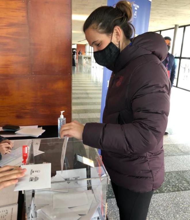 Laia Codina también acudió a las urnas