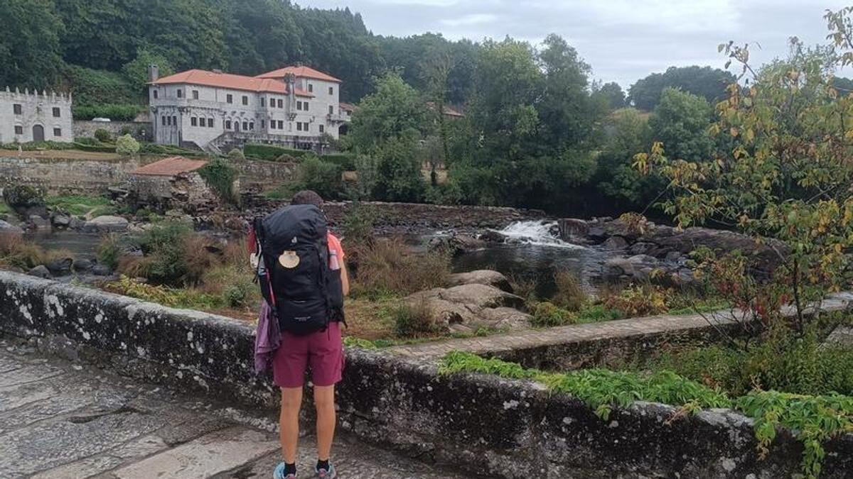 Estado del río Tambre este lunes a su paso por A Ponte Maceira