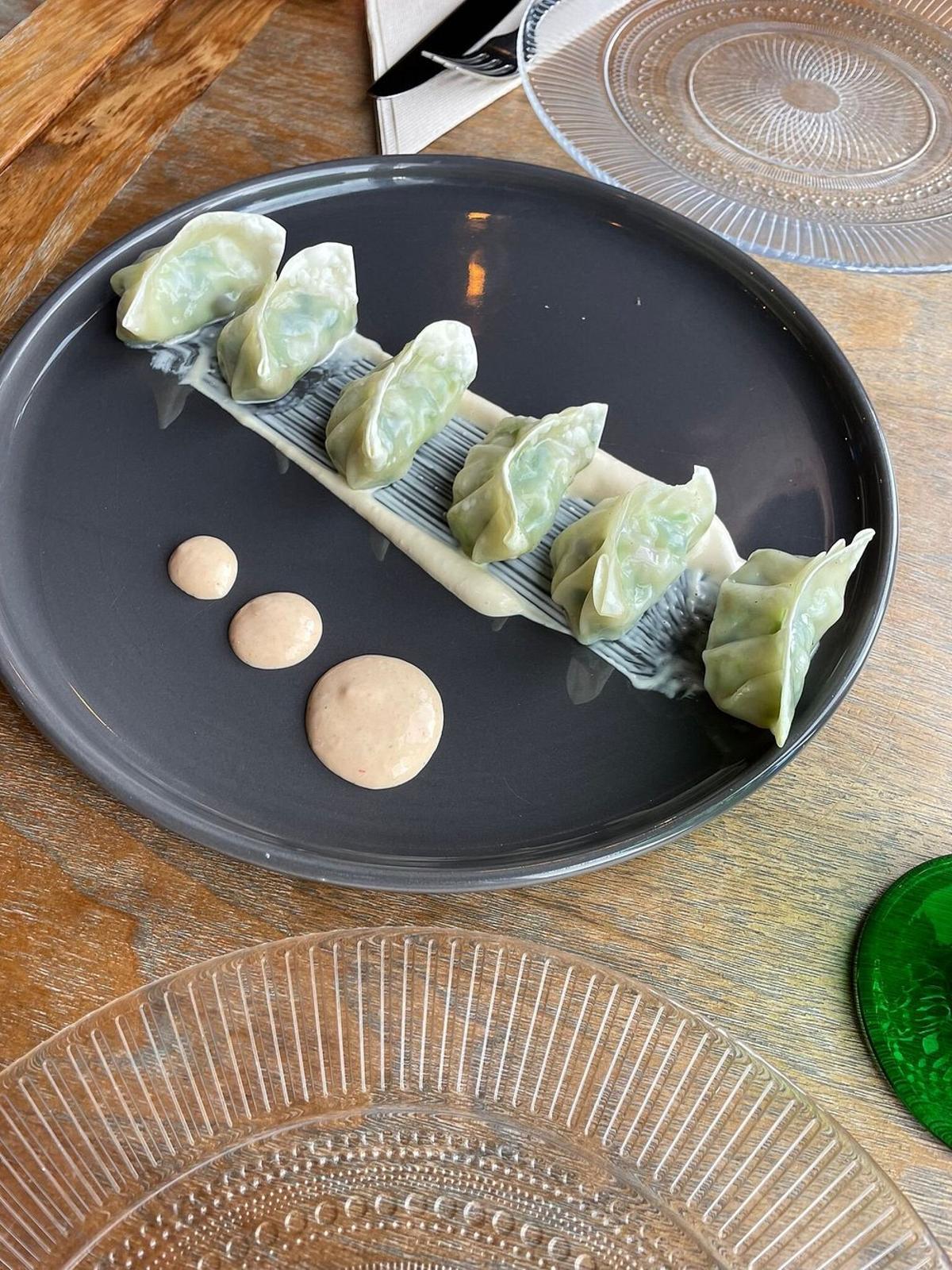 Los grandes protagonistas de la carta son los platos vegetarianos, como estas gyozas de verduras.