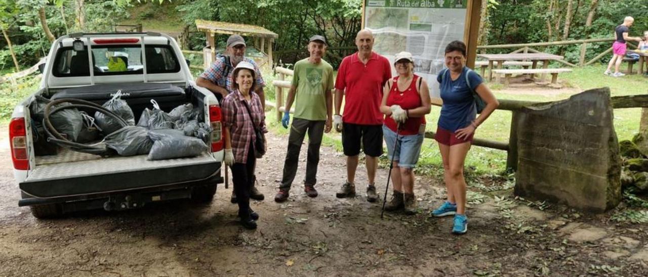 Participantes en la recogida de basura en la zona de la ruta del Alba